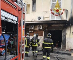 Incendio in un negozio di frutta e verdura a Salerno, paura nel centro cittadino