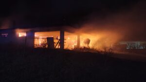 Padula, incendio nella notte: distrutto un fienile di 500 metri quadrati
