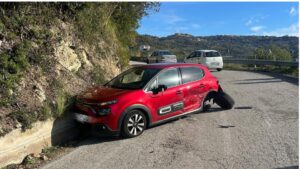 Incidente ad Agropoli: coinvolti tre veicoli, uno fugge dopo l’impatto