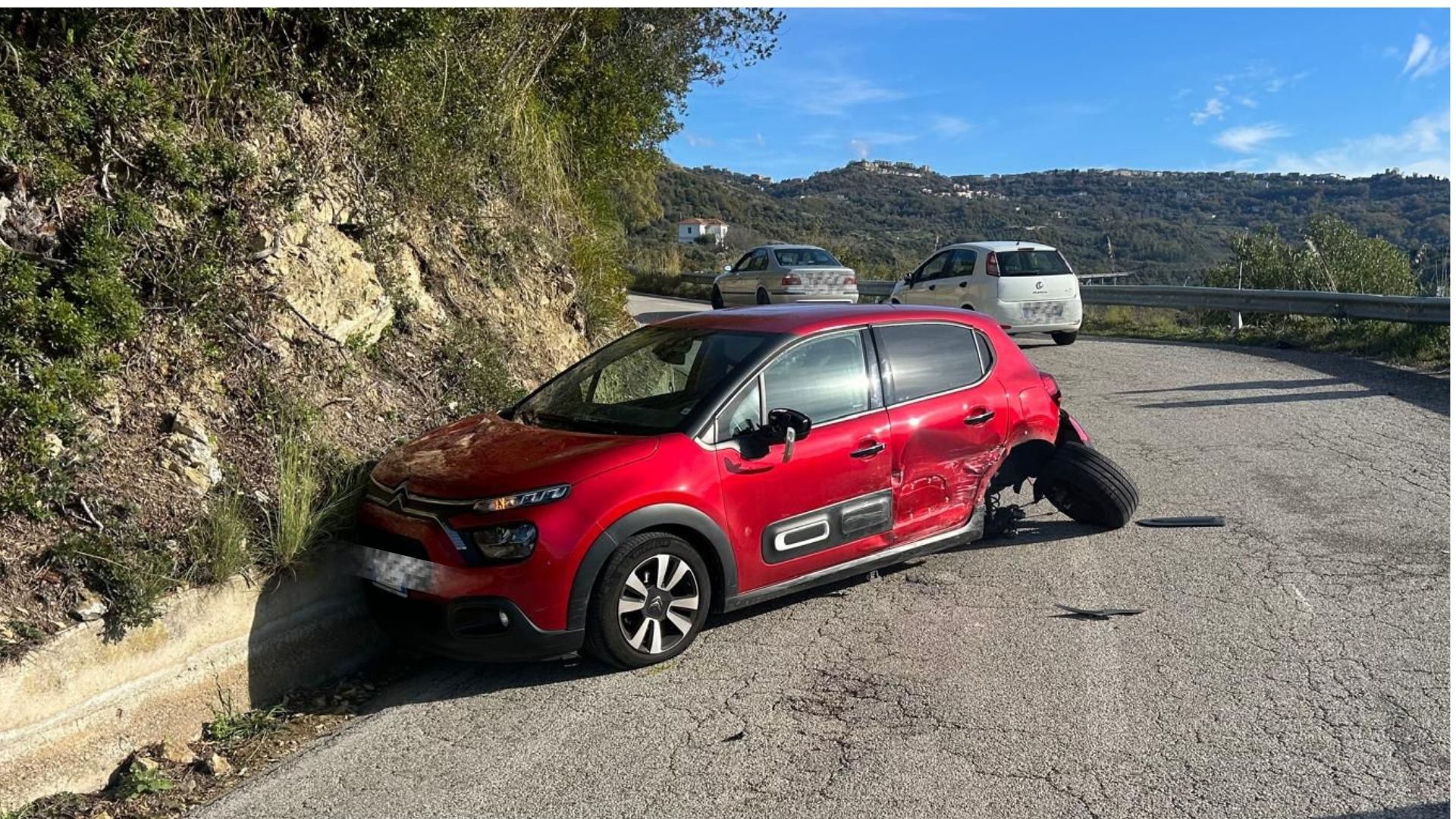 Incidente ad Agropoli: coinvolti tre veicoli, uno fugge dopo l’impatto