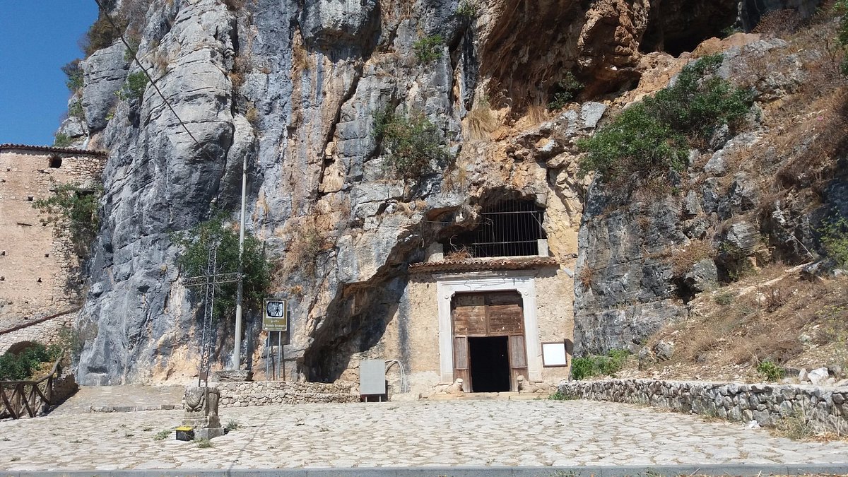 Grotta di San Michele Arcangelo, arrivano i fondi: via ai lavori di messa in sicurezza