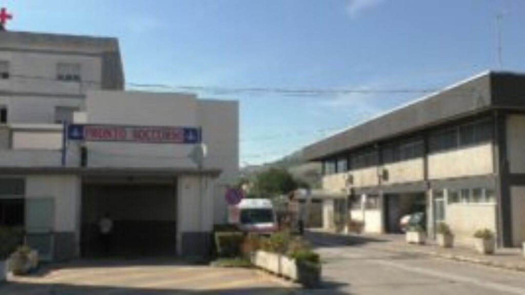 Caos al Pronto soccorso di Polla, due giovani in escandescenze: intervengono i carabinieri