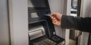 La pensione del defunto diventa spesso una tentazione che induce a delinquere: cosa dice la norma?