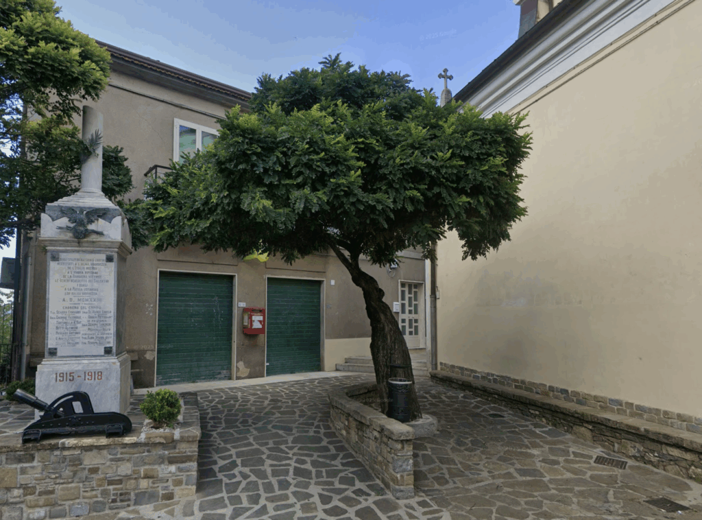 Poste chiuse per lavori a Salento, pensionati sotto la pioggia: il Comune attiva la navetta