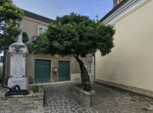 Poste chiuse per lavori a Salento, pensionati sotto la pioggia: il Comune attiva la navetta