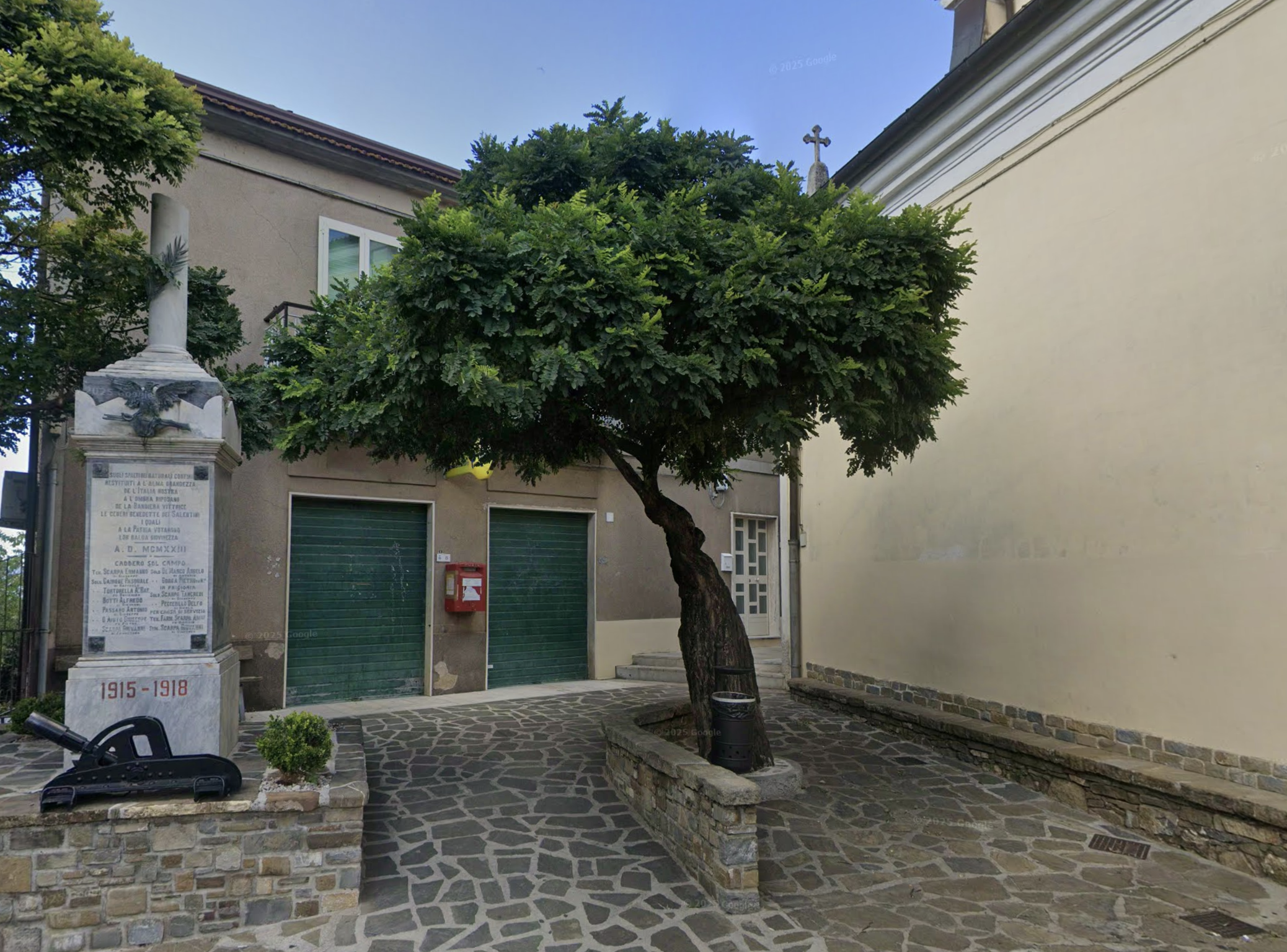 Poste chiuse per lavori a Salento, pensionati sotto la pioggia: il Comune attiva la navetta