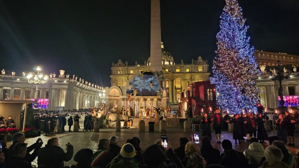 Piazza San Pietro accoglie il presepe della Diocesi di Nocera Sarno: c’erano i sindaci, anche di Sala Consilina