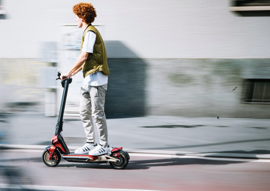 Il monopattino elettrico non autorizza il conducente all’uso, dopo i brindisi natalizi