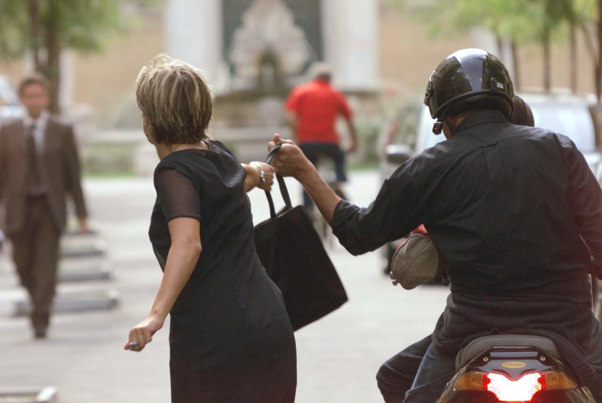 Nessuna attenuante negli scippi di lieve entità: la Consulta riconosce la pericolosità sociale del reato