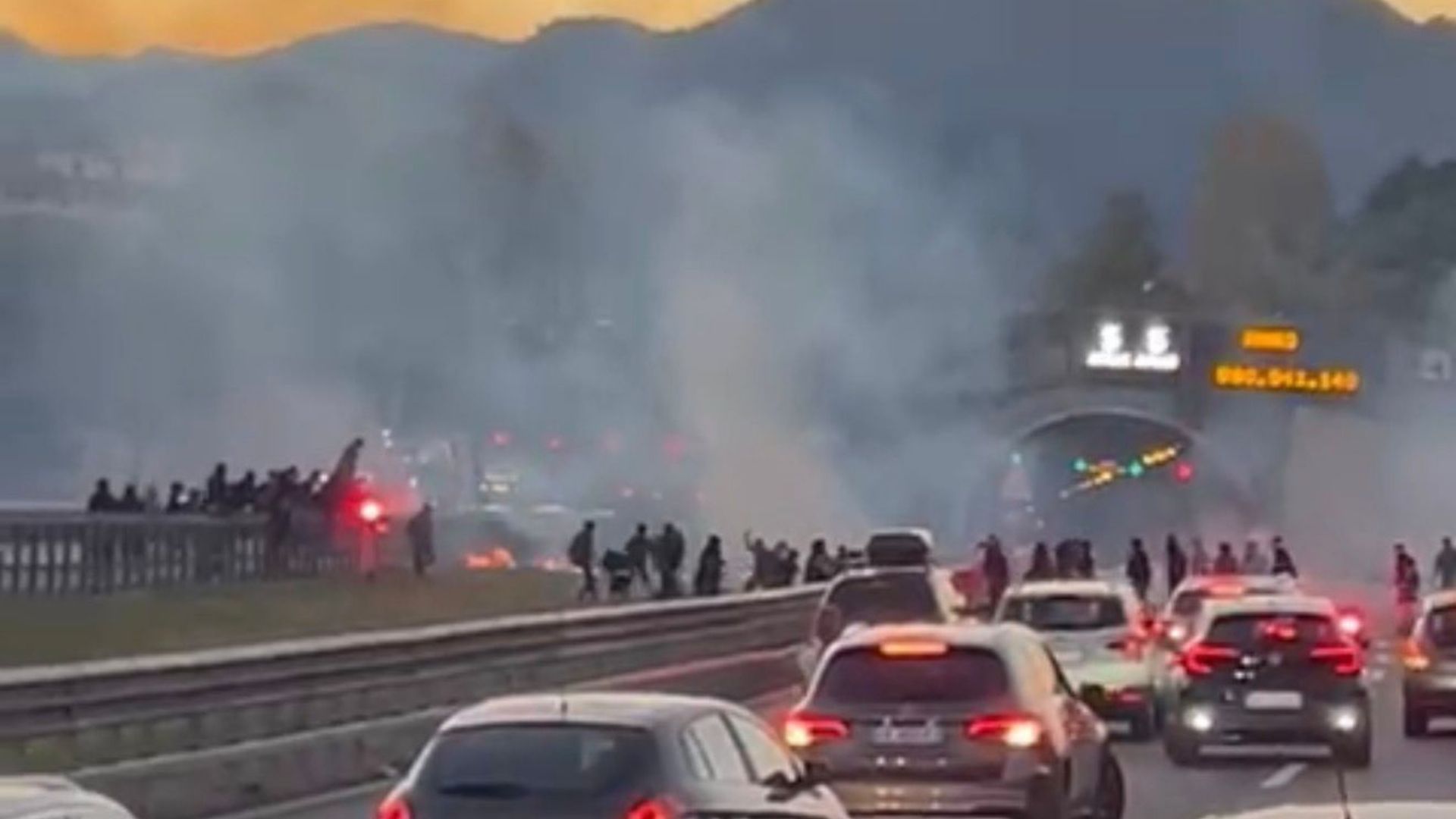 Scontri tra ultras sull’A2: trenta denunciati dopo le indagini della digos