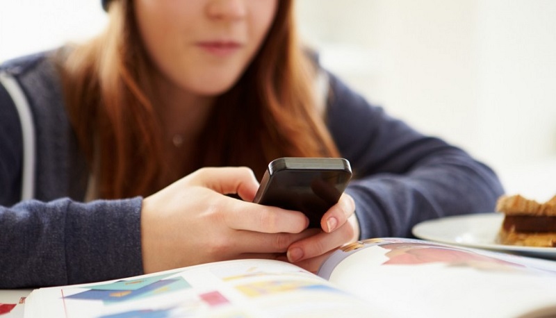 Nemmeno in chat privata mi posso sfogare contro il professore di mio figlio