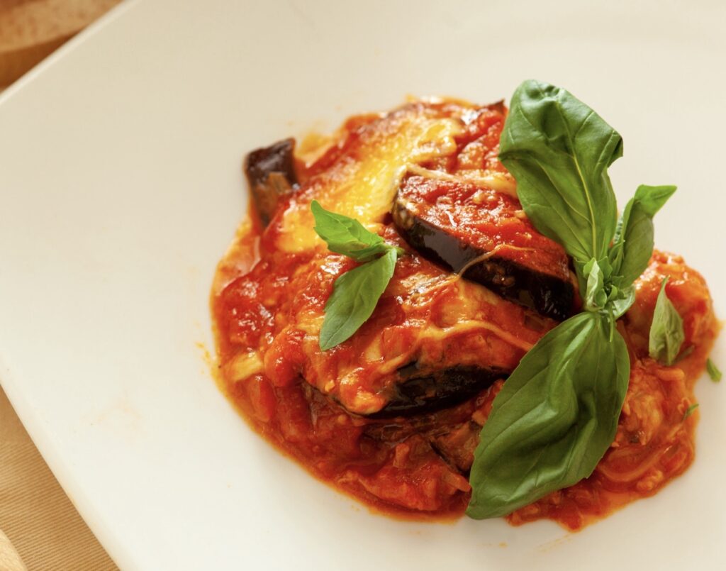 La parmigiana di melanzane, il piatto che unisce l’Italia: ecco la ricetta