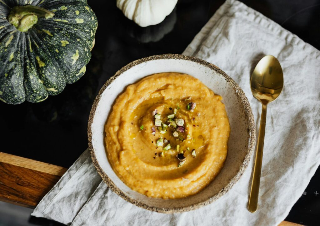 Come preparare la vellutata di zucca: ricetta semplice e cremosa