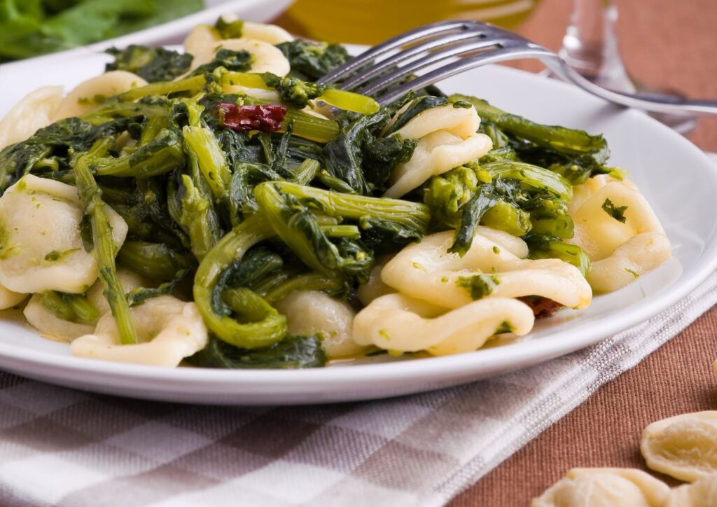 Orecchiette alle cime di rapa con alici di Menaica: la tradizione del Sud che profuma di mare