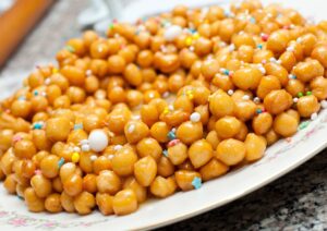 Natale in cucina, la tradizione degli struffoli: storia e ricetta del dolce simbolo delle feste