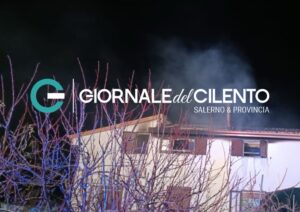 Incendio in una mansarda a Galdo di Pollica: due anziani si salvano, danni all’abitazione