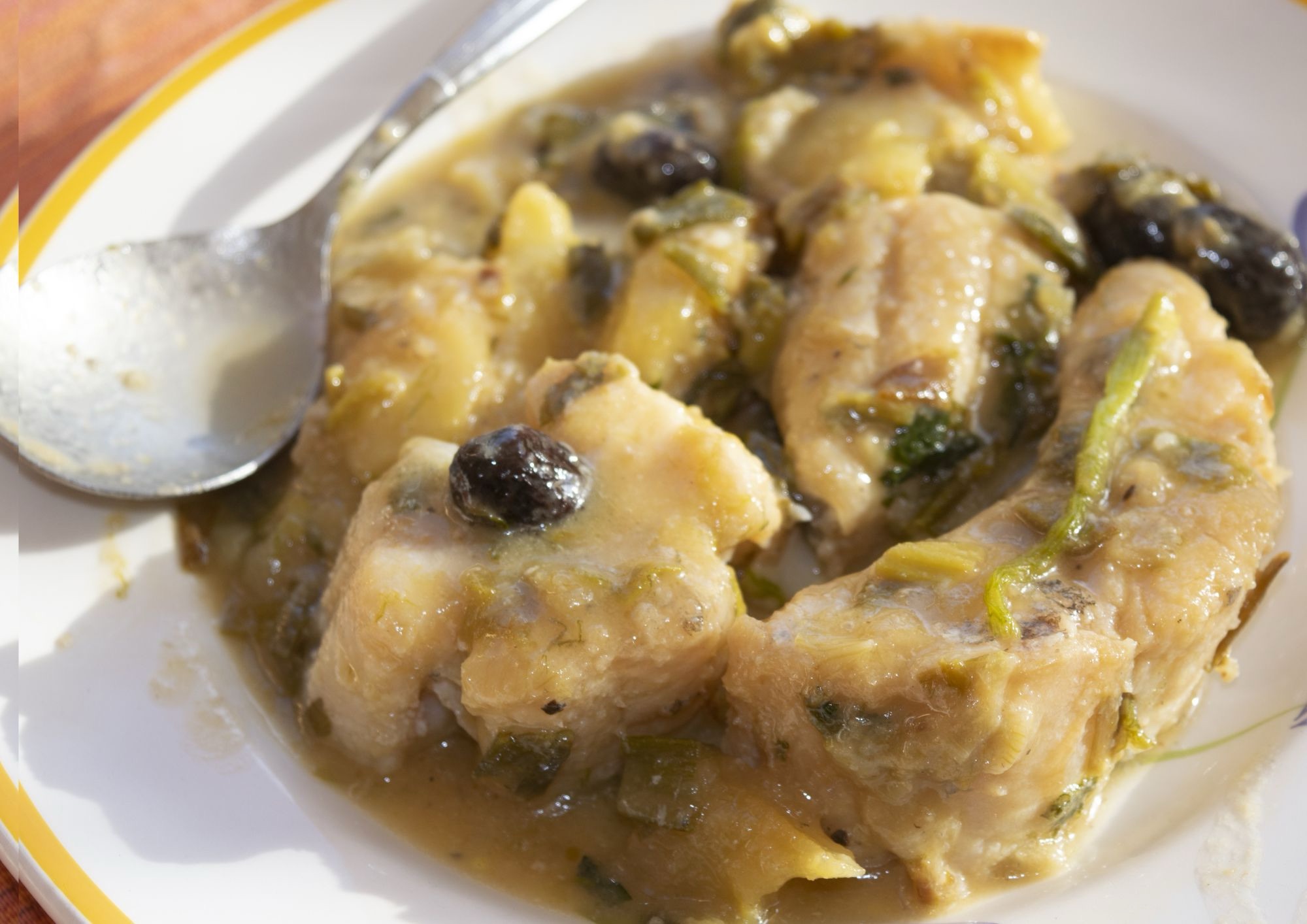 Baccalà stufato con olive e cipolla: il piatto della memoria che scalda l’inverno