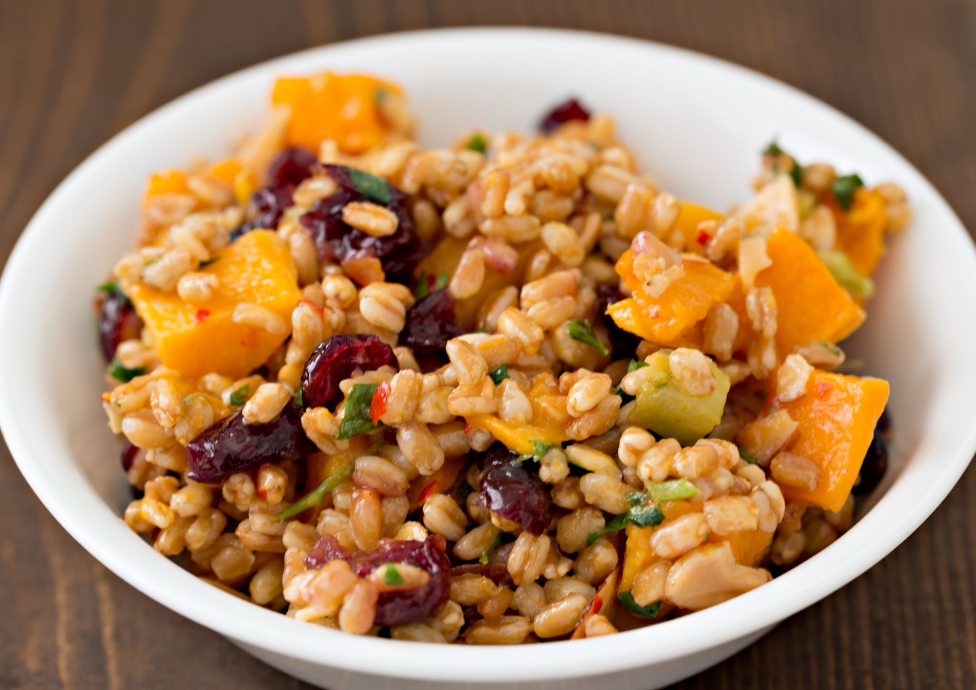 L’insalata di farro che sa d’inverno: zucca butternut, frutta secca ed essiccata