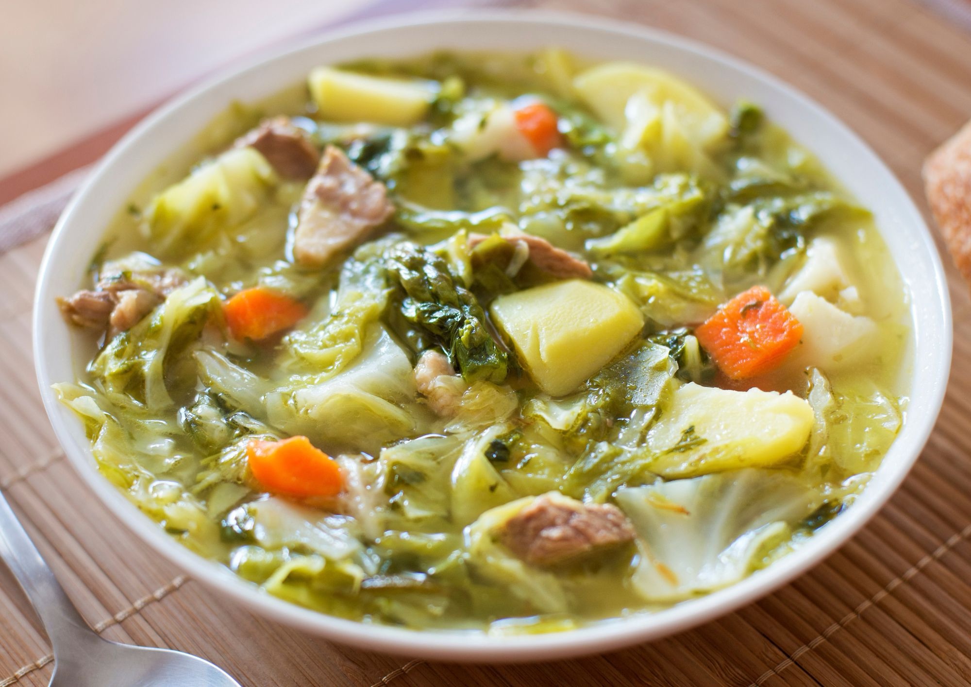 Sapori di una volta: la zuppa di verza con patate e pancetta, ricetta dell’uso antico