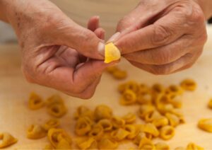 Come si fanno i tortellini in pochi passi (ma senza barare)