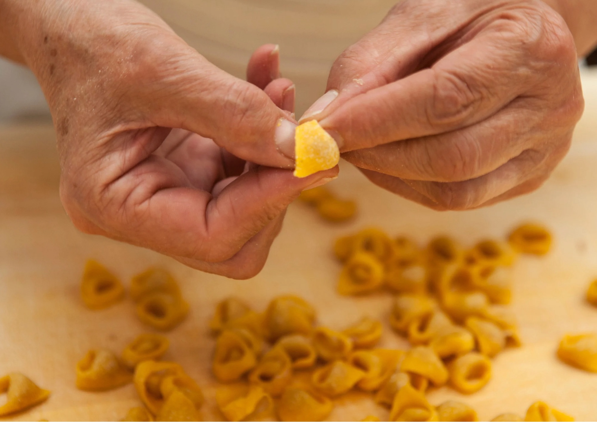 Come si fanno i tortellini in pochi passi (ma senza barare)