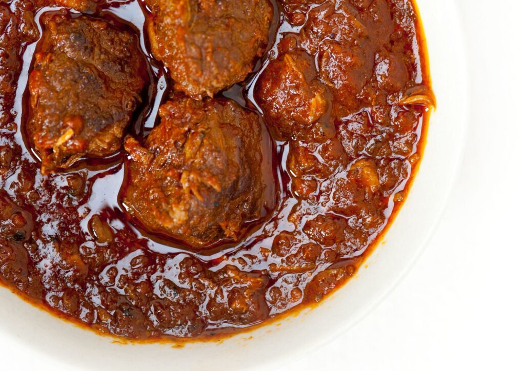 I piatti della memoria: come il ragù napoletano racconta la storia della Campania