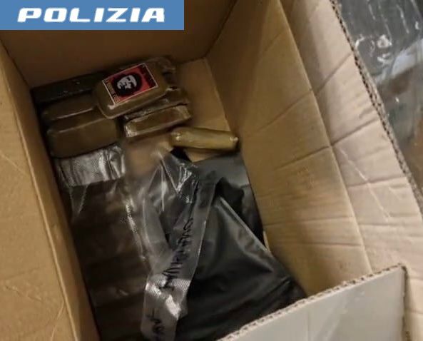 Salerno, sequestri in un cannabis shop: denunciati il titolare e un dipendente