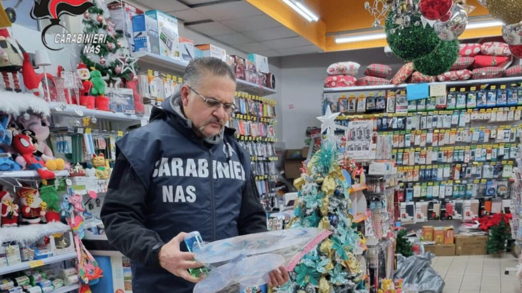Natale sotto controllo: sequestri di addobbi e alimenti irregolari
