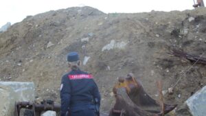 Rifiuti sotterrati per realizzare piazzali, sequestrata vasta area: denunciate tre persone