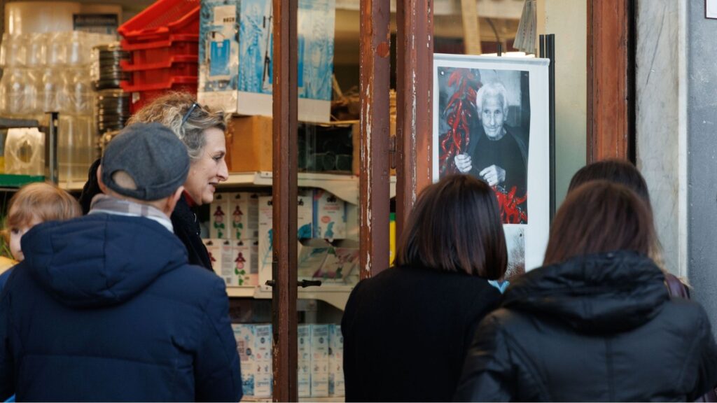 Inaugurato “Un negozio in mostra”: il percorso fotografico in sette negozi di Polla