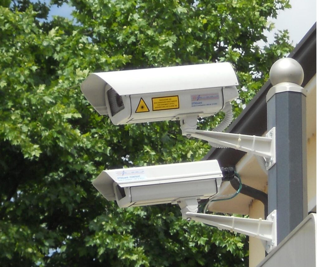 Salerno, manomettono le telecamere di sorveglianza e rubano negli appartamenti