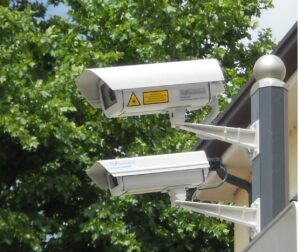 Salerno, manomettono le telecamere di sorveglianza e rubano negli appartamenti