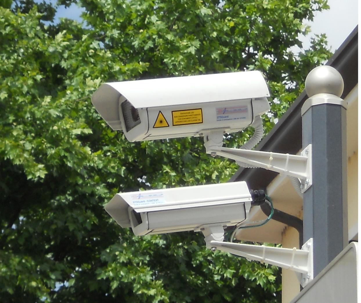 Salerno, manomettono le telecamere di sorveglianza e rubano negli appartamenti