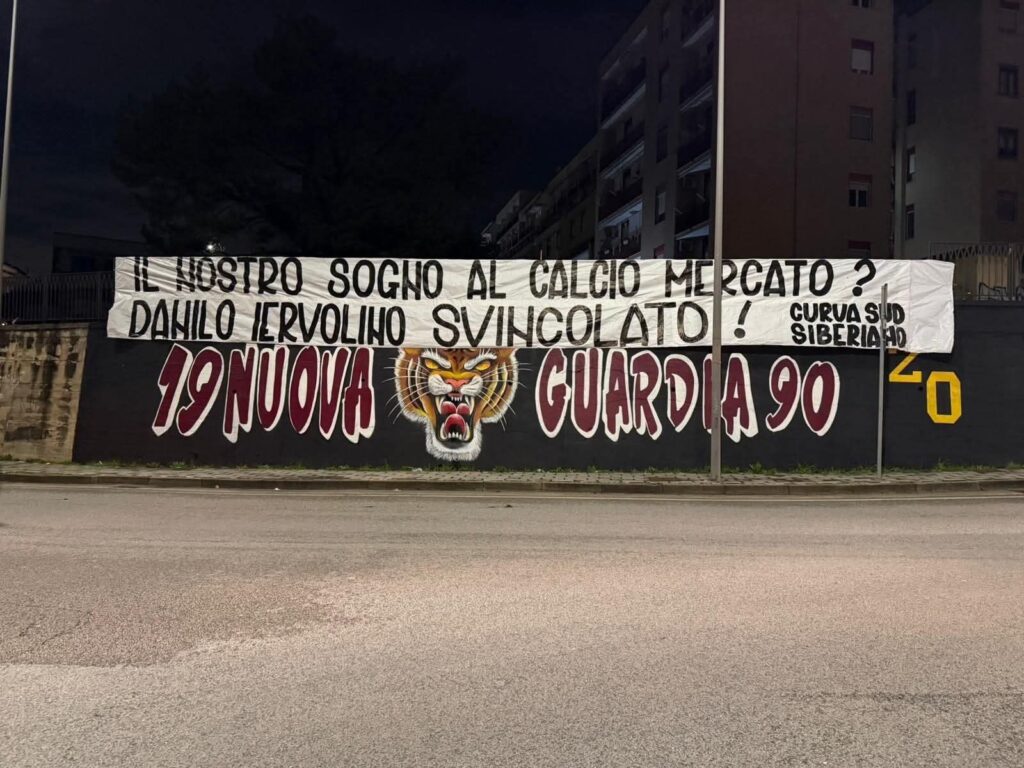 Salernitana, la rabbia dei tifosi esplode in città: striscioni contro Iervolino