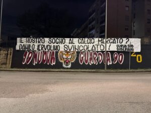 Salernitana, la rabbia dei tifosi esplode in città: striscioni contro Iervolino