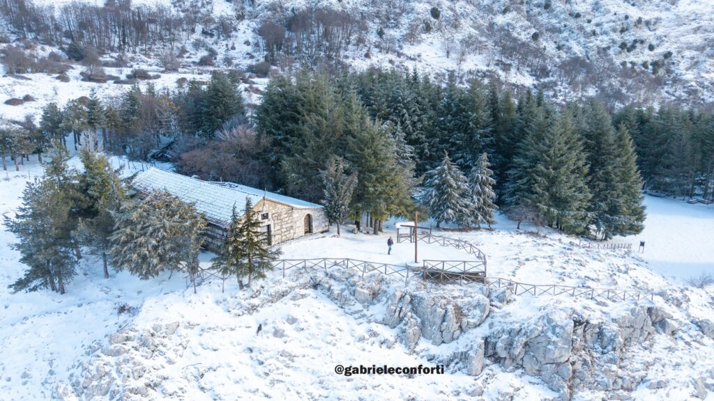 Monte Vivo imbiancato, la Cappella dell’Assunta avvolta dalla neve: lo scatto che racconta il Cilento d’inverno