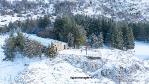 Monte Vivo imbiancato, la Cappella dell’Assunta avvolta dalla neve: lo scatto che racconta il Cilento d’inverno