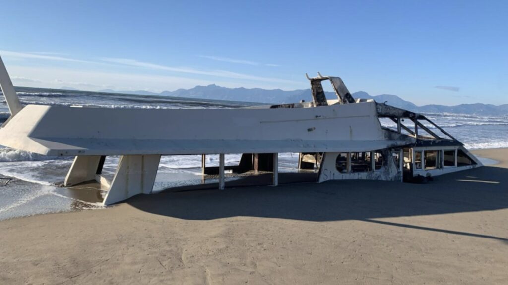 Yacht arenato a Campolongo, il Comune di Eboli cerca operatori per rimozione e smaltimento