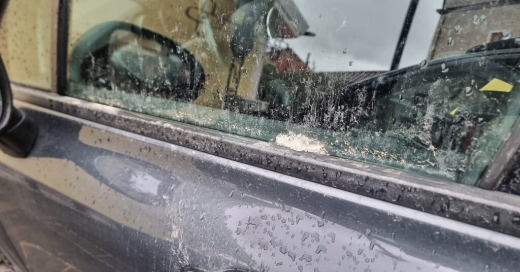 Neve mista a sabbia a Caggiano: l’insolito fenomeno che colora il paesaggio