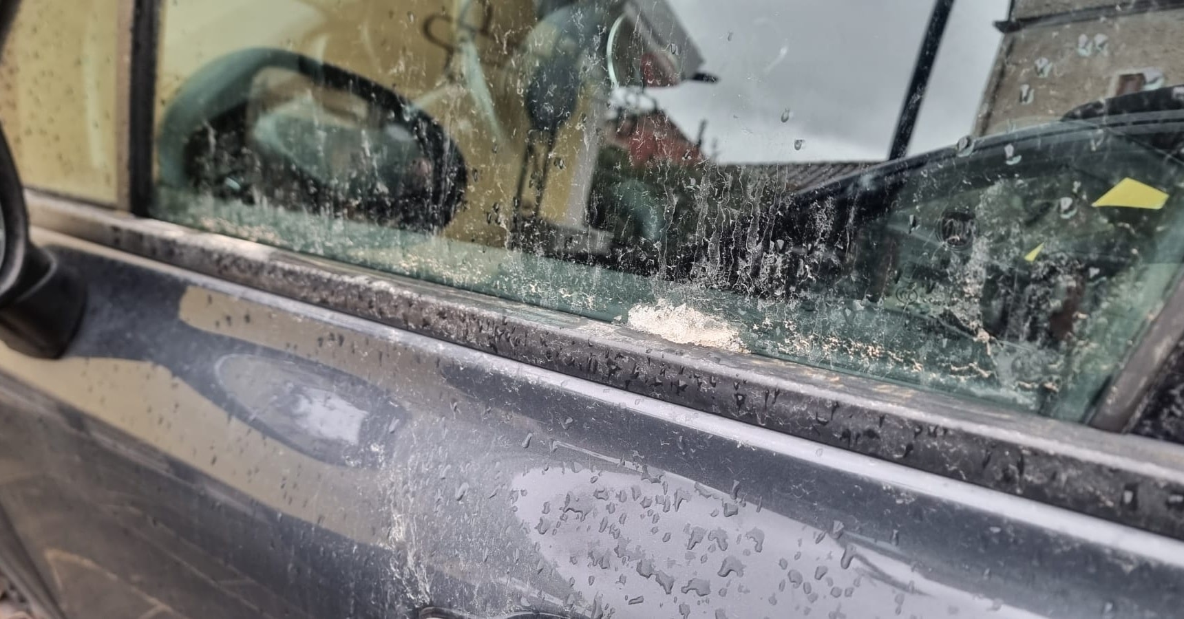 Neve mista a sabbia a Caggiano: l’insolito fenomeno che colora il paesaggio