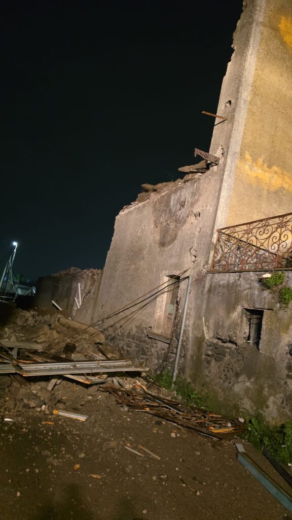 Nella notte crolla un edificio: nessun ferito