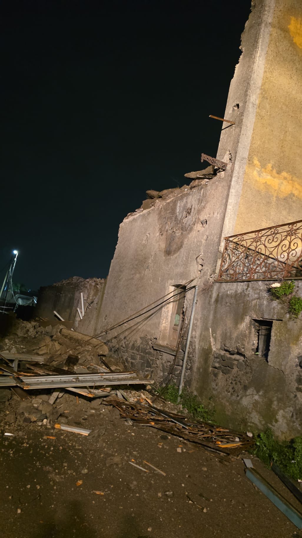 Nella notte crolla un edificio: nessun ferito