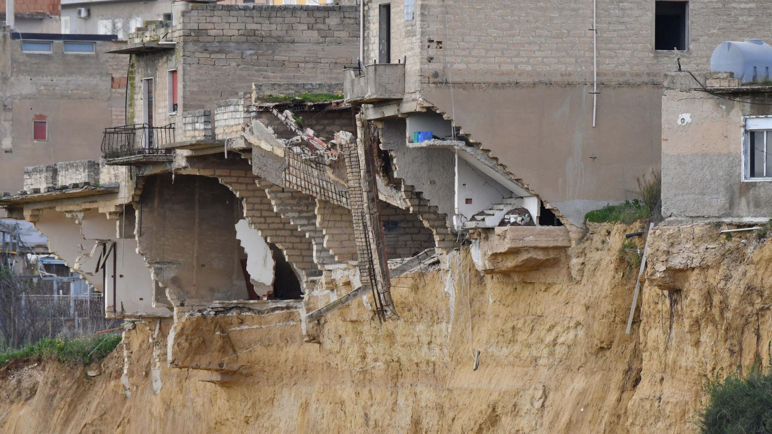 Il Sud tra cemento e disastri ambientali paga il conto della politica miope