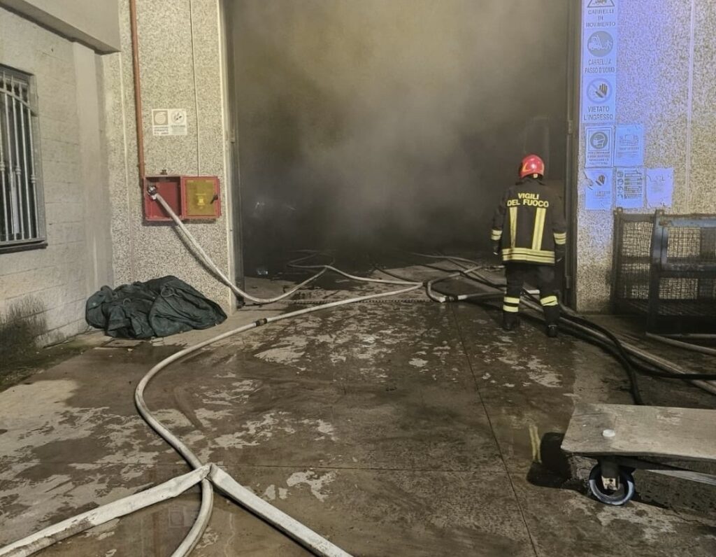 Incendio alla Sineko di Giffoni Valle Piana, vigili del fuoco al lavoro