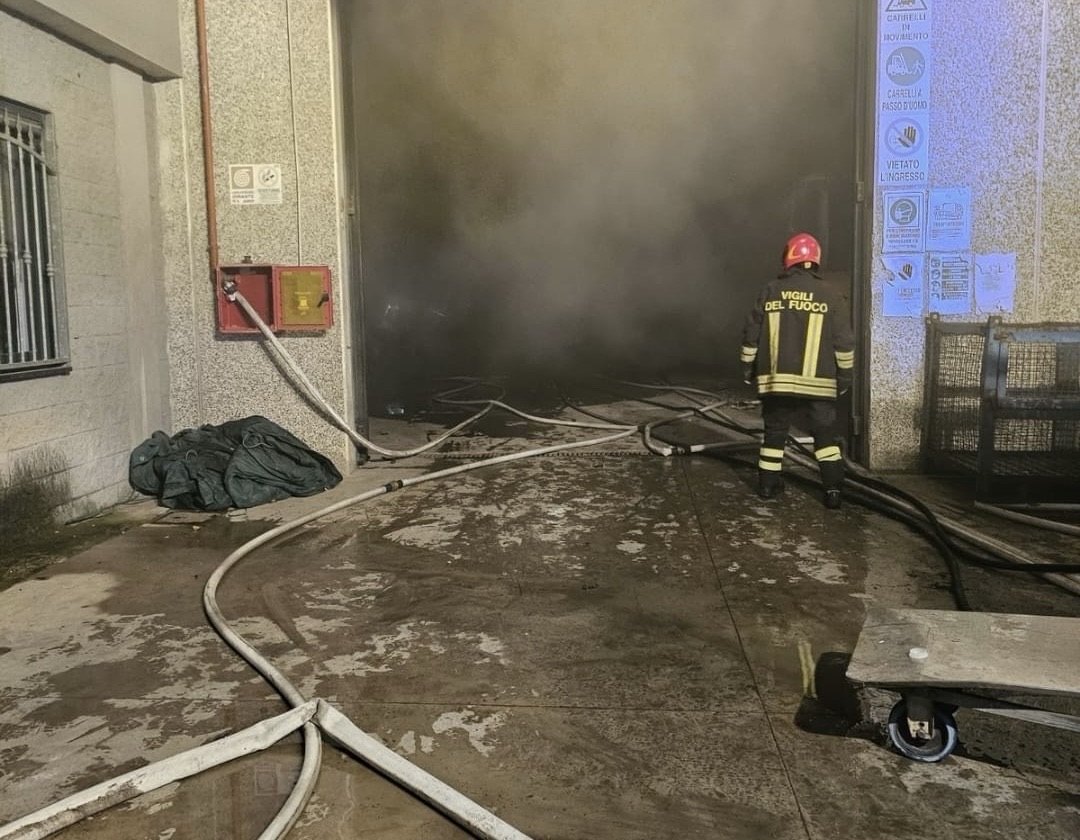 Incendio alla Sineko di Giffoni Valle Piana, vigili del fuoco al lavoro