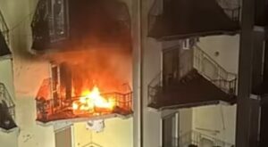 Incendio di Capodanno a Battipaglia: fuoco sul balcone al quinto piano, nessun ferito