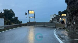 Massi sulla carreggiata, chiusa la SS163 Amalfitana a Maiori