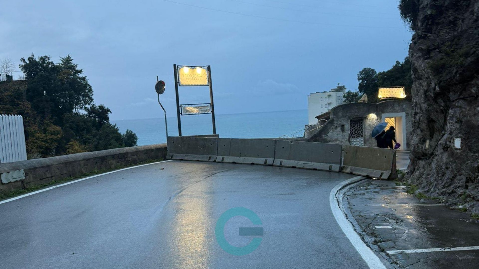 Massi sulla carreggiata, chiusa la SS163 Amalfitana a Maiori