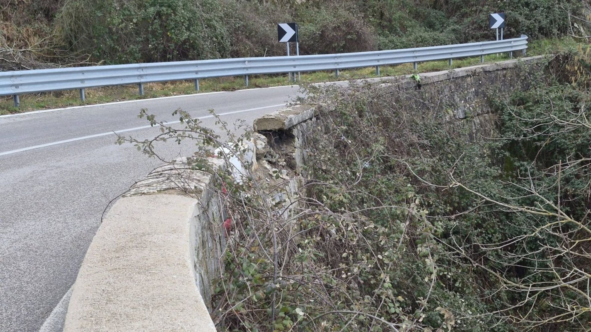 Crollo del parapetto su un ponte a Montesano: un cittadino denuncia pericolo sulla Sp103