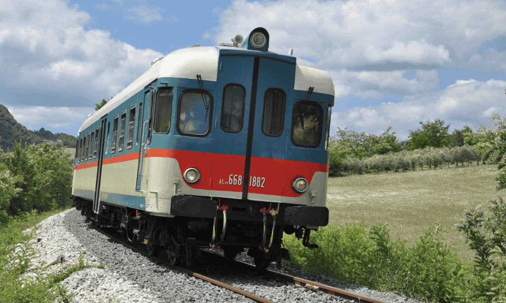 Turismo ferroviario in Campania: itinerari sui treni storici tra cultura e paesaggi